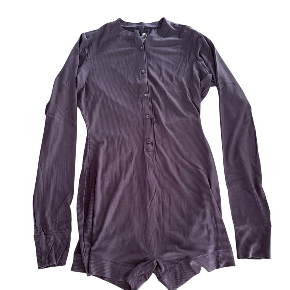 SKIMS Ribbed Graphite Lounge Henley Onsie - Picture 2 of 5